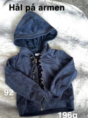 Polarn o pyret tröja - Hål på ärmen. Storlek 92