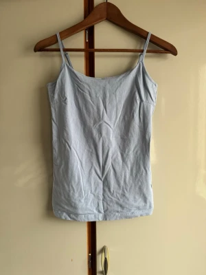 Ljusblått linne - Väldigt ljus färg blå , basic linne i fint skick