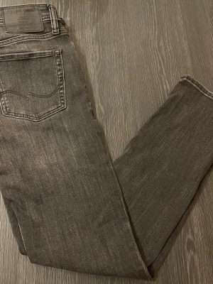 Jack & Jones jeans - Säljer dessa jäkligt snygga jeans från Jack and Jones då dom har blivit för små. Svarta jeans med lite ljusare färg nerför benen. Skick: 9/10 har använts sparsamt, storlek 28/30. Perfekta nu inför vintern ❄️👀