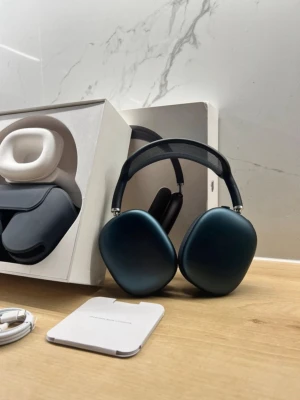 Over-ear hörlurar AirPods Max – svart/grå, med fodral - Säljer ett par over-ear hörlurar AirPods Max i svart/grå färg. • Använda men i bra skick • Normala bruksspår kan förekomma • Bekväma öronkuddar i tyg • Justerbar huvudbygel • Originalfodral medföljer (se bild) Fungerar som de ska. Säljs enligt bilderna. Skickas väl emballerat eller kan hämtas enligt överenskommelse. Kan skickas samma dag vid snabbaffär Hör gärna av dig vid frågor 😊