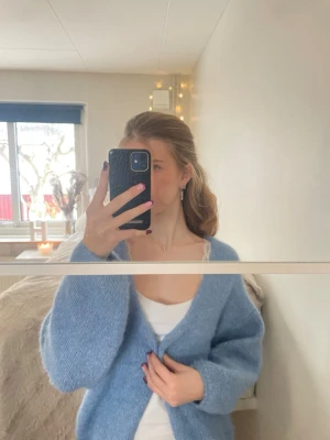 Ljusblå stickad kofta - Den virala lindex koftan i babyblå💕 Supermysig ljusblå stickad kofta med v-ringning och lång ärm. Koftan har en avslappnad passform och är perfekt att slänga över ett linne eller t-shirt. Materialet är fluffigt och mjukt, vilket gör den extra skön att bära.
