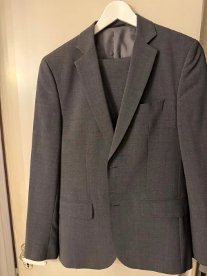 Cavaliere Three Piece Kostym - 3 delad kostym från svenska kvalitetsmärket Cavaliere. Kavaj väst byxor. Grå ullblandning. Väldigt elegant med fin lyster   Nypris för paketet låg på 8000kr