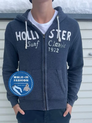 Hollister zip hoodie - Tja! Säljer nu denna sjukt snygga Hollister hoodie som är väldigt inne. Skick 9/10 riktigt bra. Modellen är 181 men passar allt mellan 169-181 som bäst. Hör av er vid frågor!