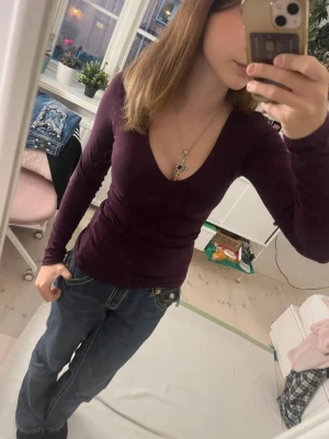 mörklila tröja  - jättesnygg lila tröja med v-ringning! första bilden visar mer dens riktiga färg eftersom att den ser lite röd ut på de sista bilderna 😅 kontakta vid fler frågor!