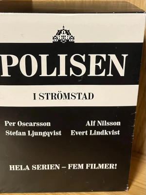 Polisen i Strömstad DVD-Box - Följ poliserna i Strömstad när de löser spännande brott och mysterier! Serien bygger på kriminalromaner och bjuder på både spänning och humor. Perfekt för dig som gillar deckare och vill ha en klassisk svensk polisserie med karaktärer att känna igen sig i.