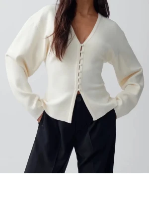 Tröja Gina Tricot  - Väldigt populär tröja från Gina, knappt använd, créme-vit färg