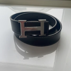 Svart bälte - Hej! Säljer ett sjukt snyggt bälte för endast 269kr! Skriv gärna vid minsta lilla fundering