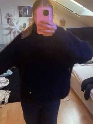 Svart stickad tröja  - En svart stickad tröja, andvänd 1 gång. 