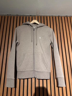 Ralph lauren hoodie - Beige Ralph Lauren hoodie. Den är köpt i somras på hanzens i Luleå. Kvitto finns. Hoodien har inga defekter och är i riktigt bra skick. Hör av er vid frågor. Passar dig runt 170