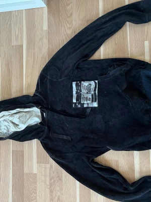 Limitato hoodie - Hoodie från limitato är xs men passar som M. Köpt för typ 4000