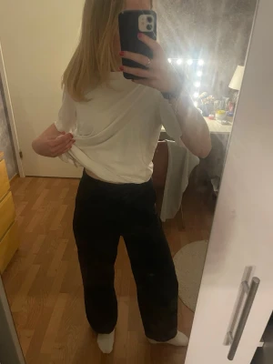 Svarta wide kostymbyxor - Svarta kostymbyxor från Nelly i klassisk, rak modell med hög midja. Byxorna har praktiska fickor och bälteshällor för extra stil och funktion. Lite korta för mig som är 162 cm🖤