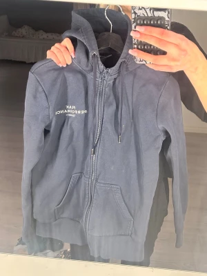 Peak Performance zip-hoodie - Säljer denna hoodien då den inte kommer till användning. På bild 2 ser man en rättvis bild på färgen den har och på bild 3 ser man 2 små små fläckar, därav priset!