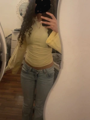 Gina tricot: soft touch wide top - Superfin ljusgul topp med vida långa ärmar och rund hals. Toppen har en lätt croppad passform aldrig använt som man kan se är ettiketen kvar på tröjan💗🫶