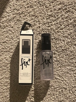 MAC Fix+ Setting Spray 30ml - MAC Fix+, flaskan rymmer 30 ml. Helt ny, oöppnad. Köptes på H&Ms hemsida för 225kr 