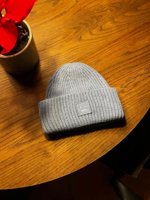 Acne mössa - Säljer en ljusblå acne mössa som passar perfekt inför vintern ☃️  Aldrig använd endast testad