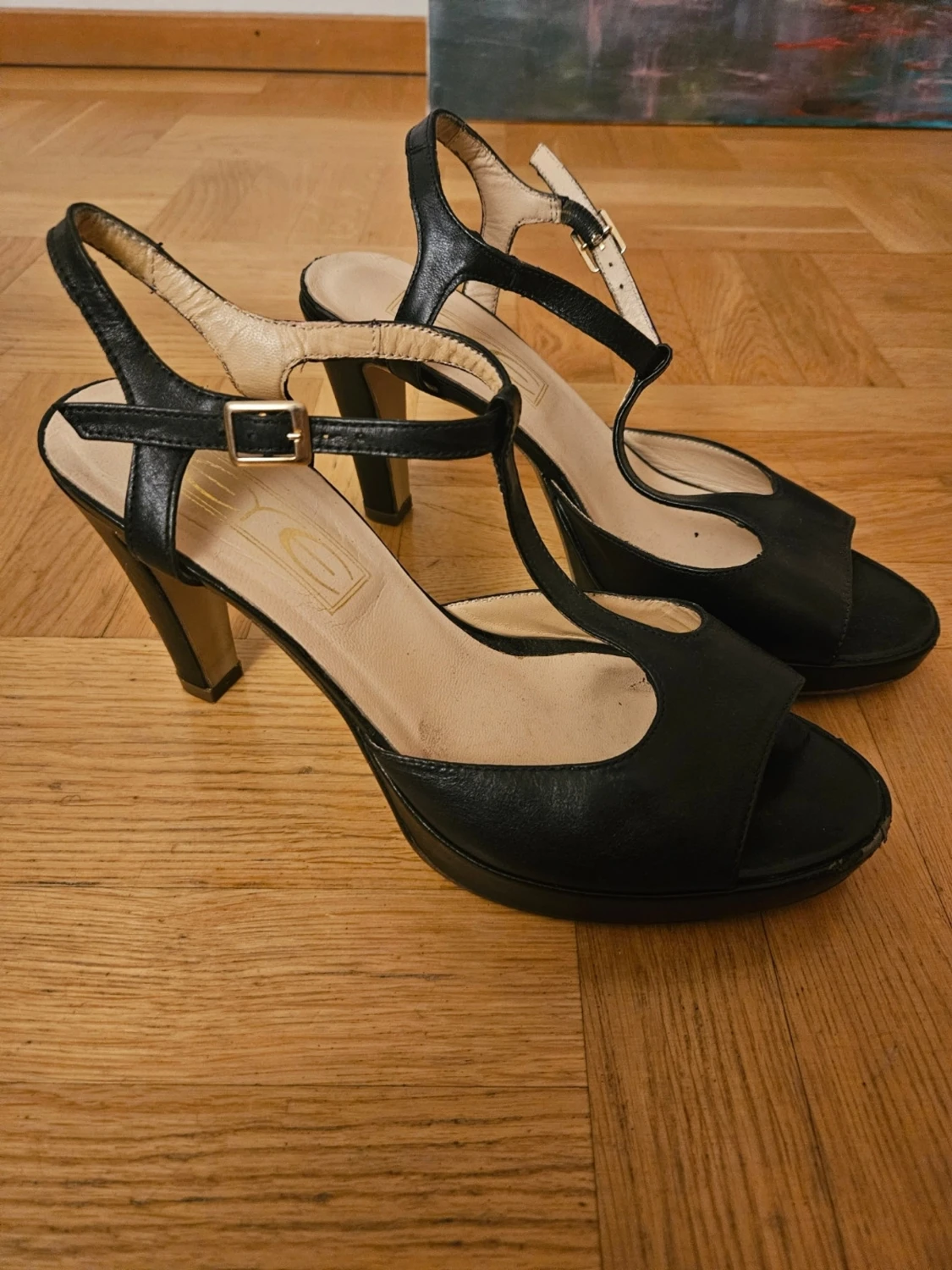 Svarta klackade sandaler i skinn