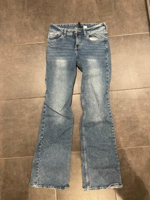 Snygga jeans från hm divided  - Bra skick och sällan använda, skriv för flera bilder på etc🎀🎀