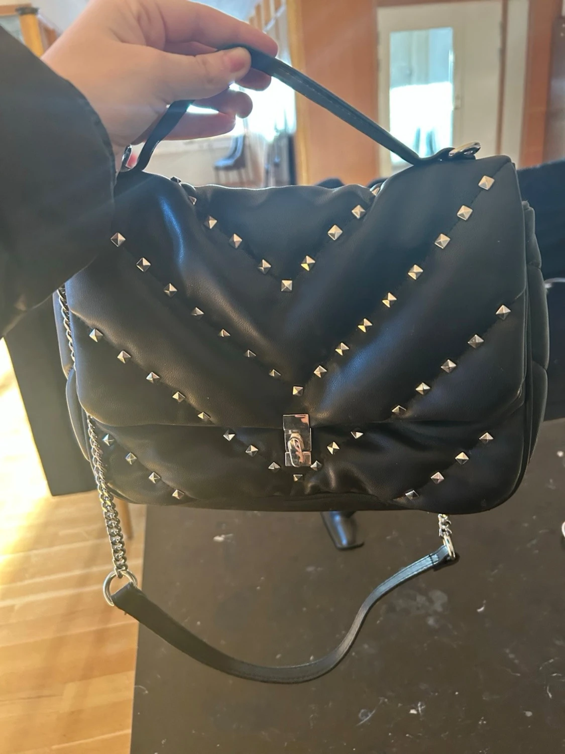 Svart axelväska med nitar och kedja - 2