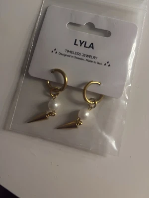 helt nya LYLA örhängen!! - helt nya örhängen från LYLA, super fina o passar till allt. Råkade köpa för många så helt oöppnad. 18K gold PVD platting, Stainless steel. 