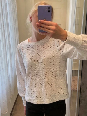 Vit spetsblus  - supersöt spetsblus från Vero Moda i storlek xs/s! Den är endast använd en gång, så i fint skick! Nypris 399 kr. 