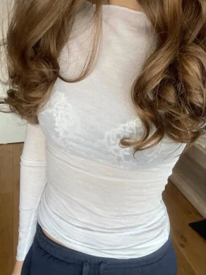 Vit långarmad intimissimi top - Vit intimissimi top, nästan helt ny, är använd. Skicka till mig priv om mer info och bilder.