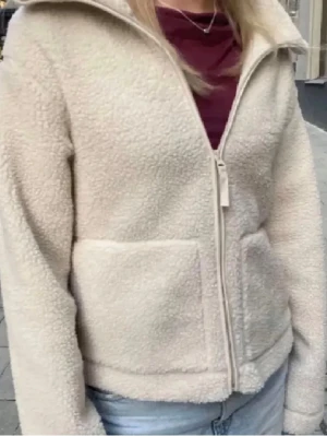 Teddy jacka från HM - En Teddy jacka från hm endast använd en gång på grund av fel storlek skriv om ni undrar något ❣️