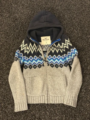 Hollister zip-sällsynt  - Säljer nu denna sjukt eftertraktade Hollister zip. Mycket fin hoodie i skick 8/10. Väldigt populär modell och perfekt för säsongen.  • Perfekt till kyligare dagar • Skön passform, lätt att styla • Vintage / Y2K-inspirerad – sällsynt och eftertraktad • Passar både vardag och layering  📏 Storlek: M 📦 Skickas omgående 💬 Pris kan diskuteras vid snabb och smidig affär 
