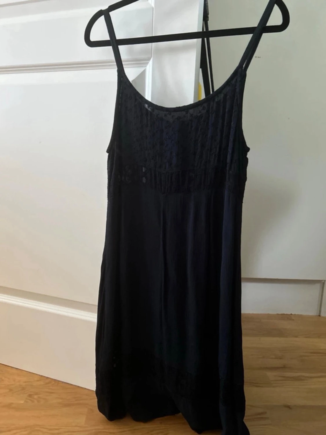 Svart spetsklänning med knappar - 1