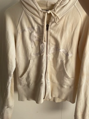 zip up - jätte fin zip up som har några fläckar och är sparsamt använd och så därav priset. Beige/vit färg.
