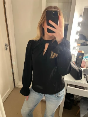 Söt blus - Snygg svart blus i tunt material från Vero Moda!!💕