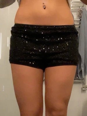 Glittershorts - Säljer dessa glittriga shorts från newyorker!! Aldrig använt då de inte kom till användning, inga defekter alls.🖤Går att vika så de sitter mer lågmidjat!