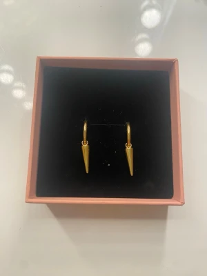 Nitörhämhen från Edblad - Säljer pga att jag bytt till silver💗 aldrig använda och därav i fantastiskt skick. Perfect för guld girlys som gillar stockholmsstilen och avslappnad look🩷