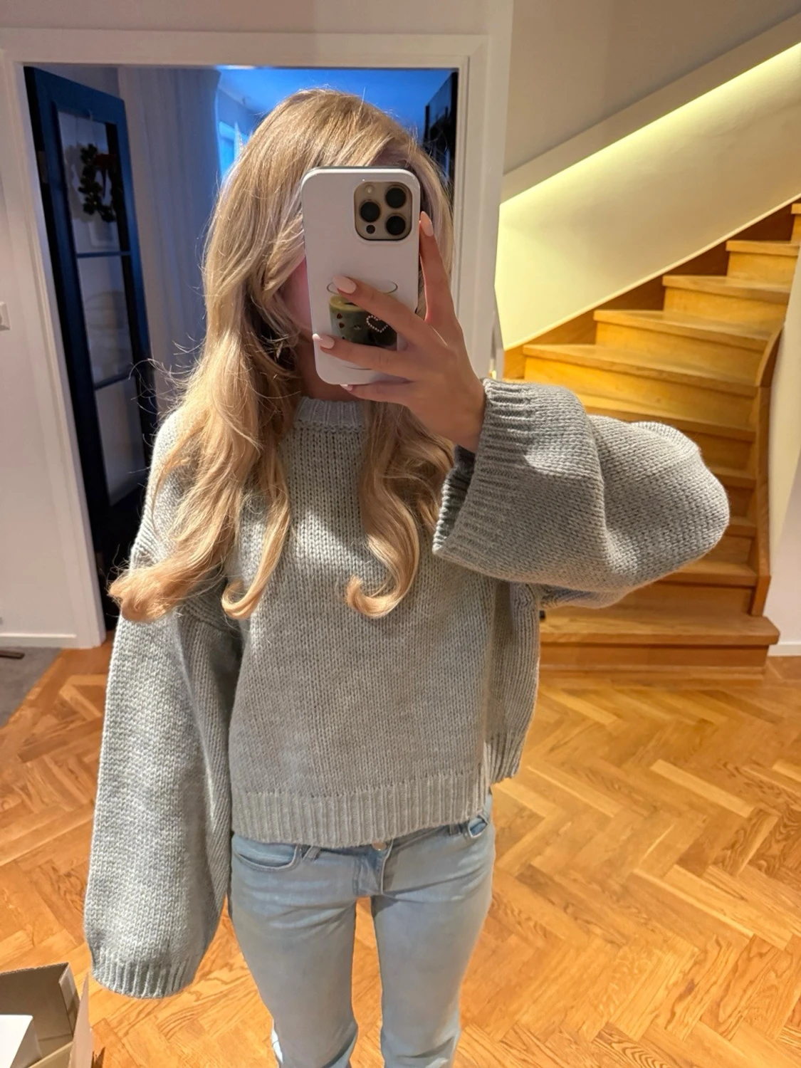 Ljusgrå stickad tröja med vida ärmar - 1