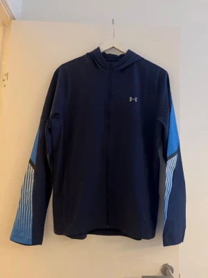 Under armour sett - Säljer denna marinblåa sett från under armour  , helt ny båda är i storlek S