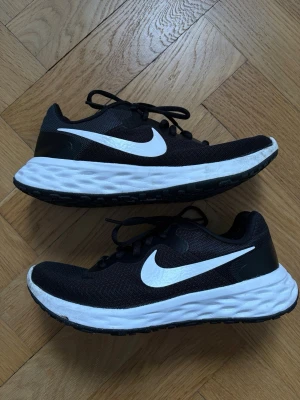 Svarta Nike running - stl 40 - Superfina och bekväma löparskor ifrån Nike running! Storlek 40 och endast använda ett fåtal gånger så i nästintill nyskick✨