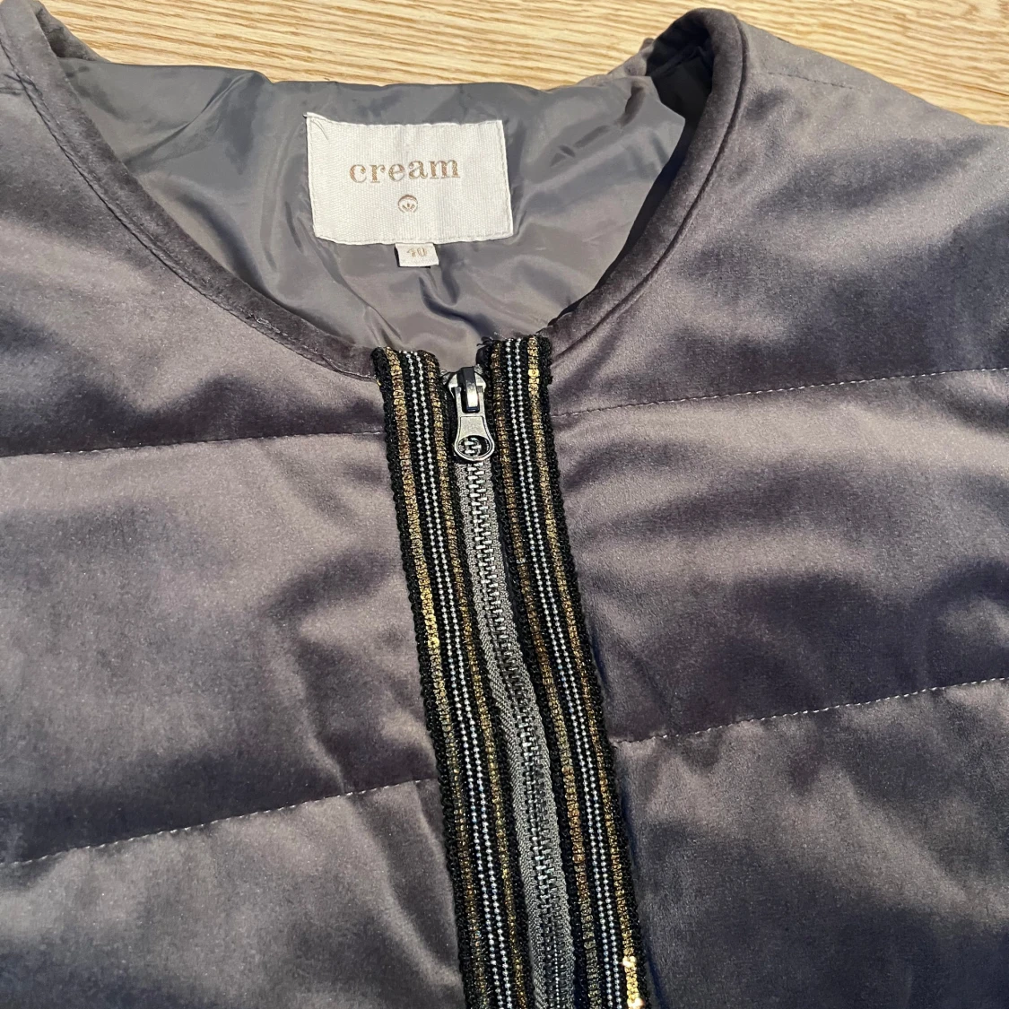 Grå quiltad pufferjacka från Cream - 1