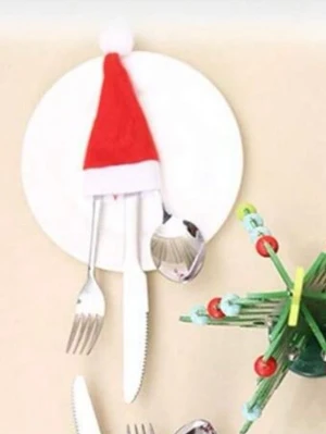 Röd julig västformad bestickficka 20st - Säljer en västformad bestickficka i röd och vit färg, designad som en tomteluva. Perfekt för att ge dukningen en extra julkänsla. Materialet är syntet och fickan har en vit kant och en liten boll upptill.