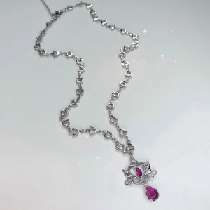 Silver halsband med rosa stenar - Såå gulligt handgjort halsband i rostfritt stål med rosa stenar💞Inga defekter förekommer, går att justera längden på kedjan. Perfekt till alla tillfällen✨Skickar samma dag/dagen efter🌸