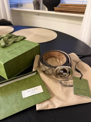 Gucci Bälte Äkta - Säljer nu mitt Gucci bälte som jag beställde från deras hemsida.  Kvitto skickas självklart med vid köp.   -Pris idag: 4.800kr.   -Storlek: GUCCI 90.