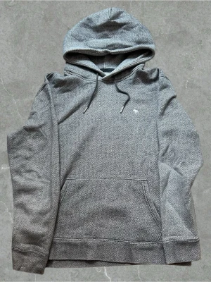 Abercrombie&fitch hoodie storlek S - Storlek S. Riktigt snygg hoodie. Skickas inom 1 dag efter köp. Skickas bara me PostNord🙌🏼för frågor osv så är de bara å kontakta mig😇🙌🏼
