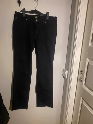 Lee jeans Marion Straight  - Svarta Lee jeans i modellen Marion Straight. Knappt använda så i superfin kvalitet! W31 L31