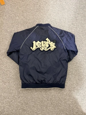Vintage Levi's bomberjacka Red Tab - Vintage mörkblå bomberjacka från Levi's Red Tab med broderad logga i teddy på ryggen med en vintage/y2k still. Helt ny, hör av dig vid frågor eller behov av fler bilder!☺️
