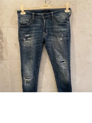  jeans från Jack & Jones - Säljer ett par blå jeans från Jack & Jones i storlek 29/32. Jeansen har slitna detaljer och hål på benen för en cool look. Klassisk femficksmodell med gul kontrastsöm på bakfickorna. De är i slim har använt lite då då. Hör gärna av dig om du är intresserad 😁🤗