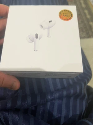 AirPods Pro - Apple AirPods Pro trådlösa hörlurar med aktiv brusreducering. Levereras i originalförpackning. Hörlurarna och laddningsfodralet ser ut att vara i gott skick med endast mindre tecken på användning. Perfekt för musik, samtal och träning.
