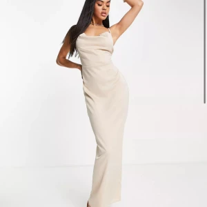 Balklänning  - Säljer min balklänning från förra året! Endast använd en gång. Slits baktill och justerbara band. Passar även 36 🤍✨märke Naanaa