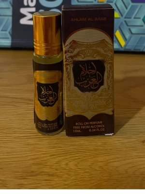 Ahlam Al Arab roll-on parfym - Smidig roll-on parfym utan alkohol, perfekt att ta med överallt. Volym: 10 ml (0.34 fl.oz).