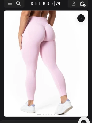 Relode träningsbyxor  - Nya Aura seamless scrunch tights från Relode. Endast testade en gång! Dom var för små för mig och jag tänkte gå ner i vikt så dom skulle passa mig men det hände ju inte så nu vill jag sälja dom till någon de passar på. Storlek XS! Ny pris 699kr jag säljer dom för 350kr 