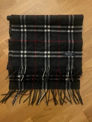 Burberry halsdduk - Supersnygg Burberry halsduk, nästan nytt skick då den knappt använts. Har tyvärr inget äkthetsbevis på den då jag ärvt den så kan inte garantera att den är äkta men det är absolut vad jag tror😍😍