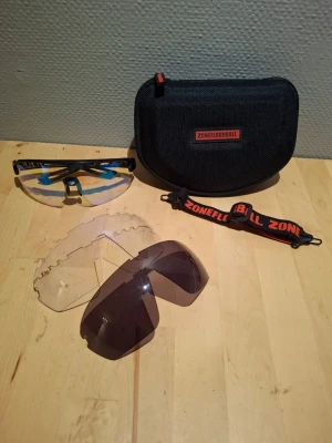Zonel innebandy glajor med extra linser - Ett par zone glajor i rätt bra skick använd ca 2 säsonger nypris när jag köpte dem var ksk 400 eller 500