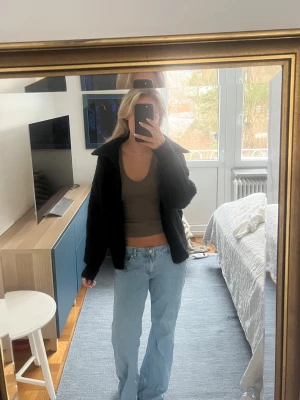 Marinblå stickad kofta med krage - Mysig marinblå stickad kofta med bred krage och lång ärm. Koftan har en loose passform och är perfekt att slänga över en topp eller t-shirt. Tjockt stickat material som värmer och är bekvämt.